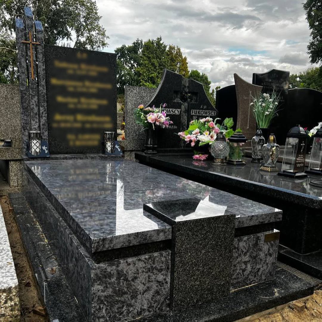 Nagrobek z prostą poziomą płytą i krzyżem na tablicy — archiwalna realizacja GRAAL