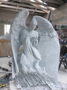 Pomnik z aniołem w rzeźbie nagrobnej