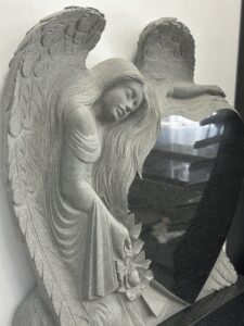 Pomnik z aniołem w rzeźbie nagrobnej