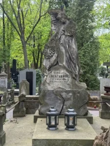Stare nagrobki na cmentarzu z dużą rzeźbą anioła i starannie wyrytą inskrypcją