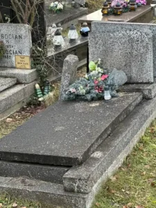 Pomnik z lastryko z tablicą inskrypcyjną