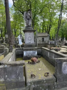 Stare nagrobki na cmentarzu z aniołem w centralnej części rodzinnego grobowca