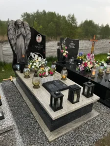 Nagrobki z granitu Ivory Gold z dużym szklanym medalionem i rzeźbą anioła