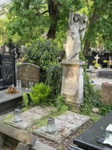 Stare nagrobki na cmentarzu z figurą Zbawiciela unoszącego rękę