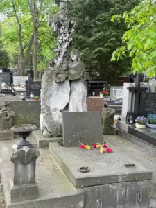 Stare polskie nagrobki na cmentarzu z unikalną rzeźbą kobiety i drzewa życia