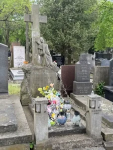 Stare polskie nagrobki na cmentarzu z rzeźbą kobiety opłakującej przy krzyżu
