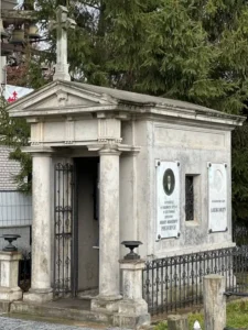 Stare polskie nagrobki na cmentarzu w stylu klasycystycznym z portykiem