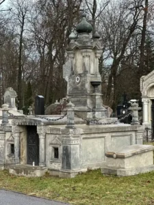 Stare polskie nagrobki na cmentarzu z cebulastą kopułą i detalami rosyjskimi