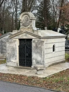 Stare polskie nagrobki na cmentarzu z herbem i wieńcem na szczycie