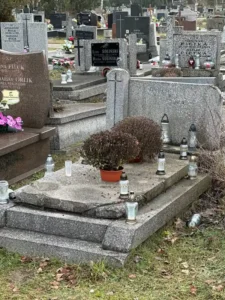 Pomnik z lastryko o ciemniejszej strukturze, z przesuniętą tablicą