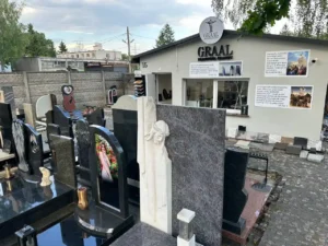 wystawa pomników granitowych i rzeźb w zakładzie kamieniarskim GRAAL