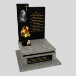 Nagrobek urnowy z grawerem Matki Boskiej z granitu U 93 zdjęcie 35