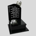 Nagrobek urnowy z rzeźbą gołębia z granitu U 92 zdjęcie 36