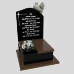 Nagrobek urnowy z rzeźbą gołębia z granitu U 92 zdjęcie 42