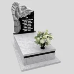 Nagrobek pojedynczy z rzeźbą anioła symbolizującego opiekę i spokój, wykonany z granitu CK 156 zdjęcie 33