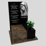 Nagrobek urnowy z grawerem Matki Boskiej z granitu U 110 zdjęcie 30