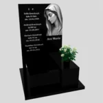 Nagrobek urnowy z grawerem Matki Boskiej z granitu U 110 zdjęcie 32