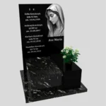 Nagrobek urnowy z grawerem Matki Boskiej z granitu U 110 zdjęcie 31