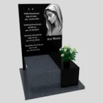 Nagrobek urnowy z grawerem Matki Boskiej z granitu U 110 zdjęcie 33