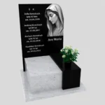 Nagrobek urnowy z grawerem Matki Boskiej z granitu U 110 zdjęcie 34