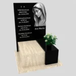 Nagrobek urnowy z grawerem Matki Boskiej z granitu U 110 zdjęcie 35