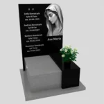 Nagrobek urnowy z grawerem Matki Boskiej z granitu U 110 zdjęcie 36