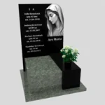 Nagrobek urnowy z grawerem Matki Boskiej z granitu U 110 zdjęcie 37