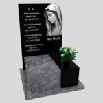 Nagrobek urnowy z grawerem Matki Boskiej z granitu U 110 zdjęcie 38