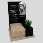 Nagrobek urnowy z grawerem Matki Boskiej z granitu U 110 zdjęcie 40