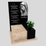 Nagrobek urnowy z grawerem Matki Boskiej z granitu U 110 zdjęcie 42