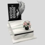 Nagrobek pojedynczy z grawerem anioła o rozpostartych skrzydłach z granitu CK 160 zdjęcie 38