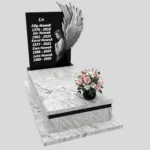 Nagrobek pojedynczy z grawerem anioła o rozpostartych skrzydłach z granitu CK 160 zdjęcie 44