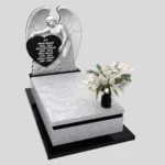 Nagrobek pojedynczy z artystyczną rzeźbą anioła o otwartych skrzydłach z granitu CK 167 zdjęcie 34