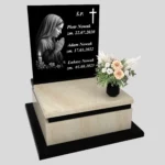 Nagrobek urnowy z grawerem Matki Boskiej w subtelnej, artystycznej formie z granitu U 111 zdjęcie 30
