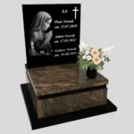 Nagrobek urnowy z grawerem Matki Boskiej w subtelnej, artystycznej formie z granitu U 111 zdjęcie 31