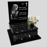 Nagrobek urnowy z grawerem Matki Boskiej w subtelnej, artystycznej formie z granitu U 111 zdjęcie 32