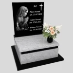 Nagrobek urnowy z grawerem Matki Boskiej w subtelnej, artystycznej formie z granitu U 111 zdjęcie 33