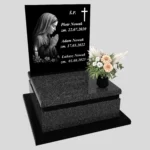 Nagrobek urnowy z grawerem Matki Boskiej w subtelnej, artystycznej formie z granitu U 111 zdjęcie 35