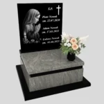 Nagrobek urnowy z grawerem Matki Boskiej w subtelnej, artystycznej formie z granitu U 111 zdjęcie 36