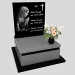 Nagrobek urnowy z grawerem Matki Boskiej w subtelnej, artystycznej formie z granitu U 111 zdjęcie 37