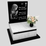 Nagrobek urnowy z grawerem Matki Boskiej w subtelnej, artystycznej formie z granitu U 111 zdjęcie 38