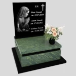 Nagrobek urnowy z grawerem Matki Boskiej w subtelnej, artystycznej formie z granitu U 111 zdjęcie 39