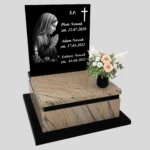 Nagrobek urnowy z grawerem Matki Boskiej w subtelnej, artystycznej formie z granitu U 111 zdjęcie 40