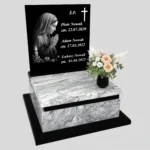 Nagrobek urnowy z grawerem Matki Boskiej w subtelnej, artystycznej formie z granitu U 111 zdjęcie 44