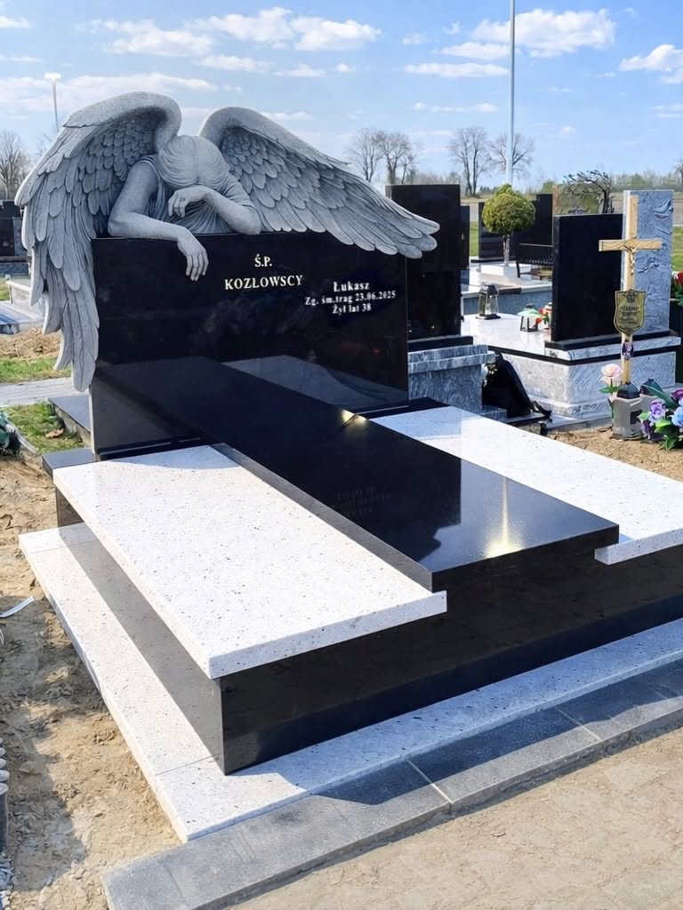 Realizacja GRAAL z aniołem nad tablicą oraz ciemną płytą środkową między jaśniejszymi polami