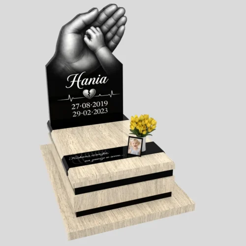 Nagrobek dziecięcy z granitu Ivory gold z grawerem dłoni wyrzeźbionym po konturze.