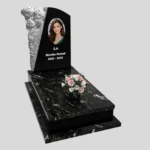 Einzelner Grabstein mit Rosenschnitzerei mit Foto CK 179  Foto 30