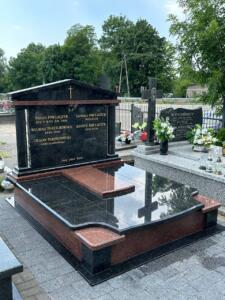 Pomniki na cmentarz wzory ceny. Klasyczny podwójny nagrobek z czarną stelą, ozdobiony złotymi inskrypcjami i dekoracjami. 