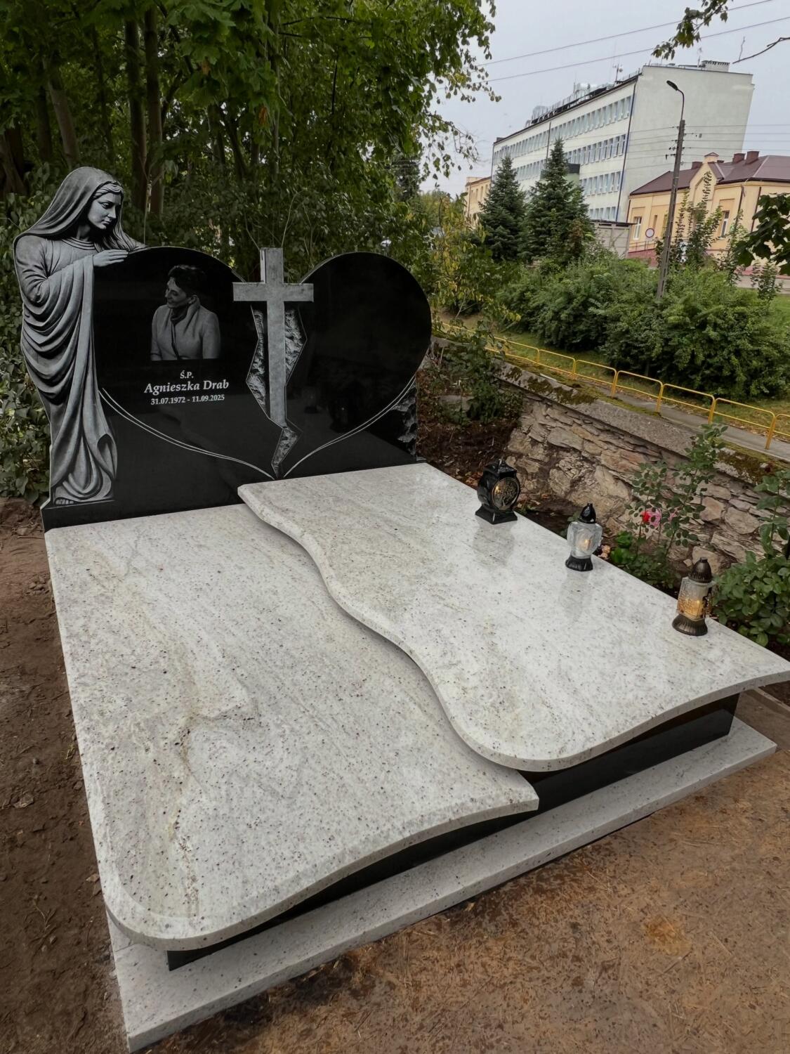 Cały nagrobek z ciemną tablicą w kształcie serca i jasnymi płytami — GRAAL