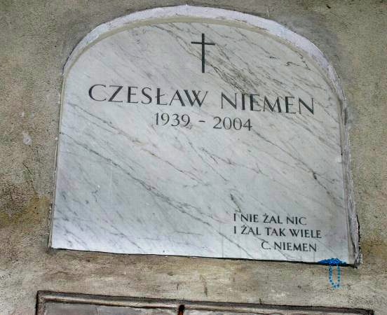 Jasna zaokrąglona tablica Czesława Niemena na warszawskich Powązkach
